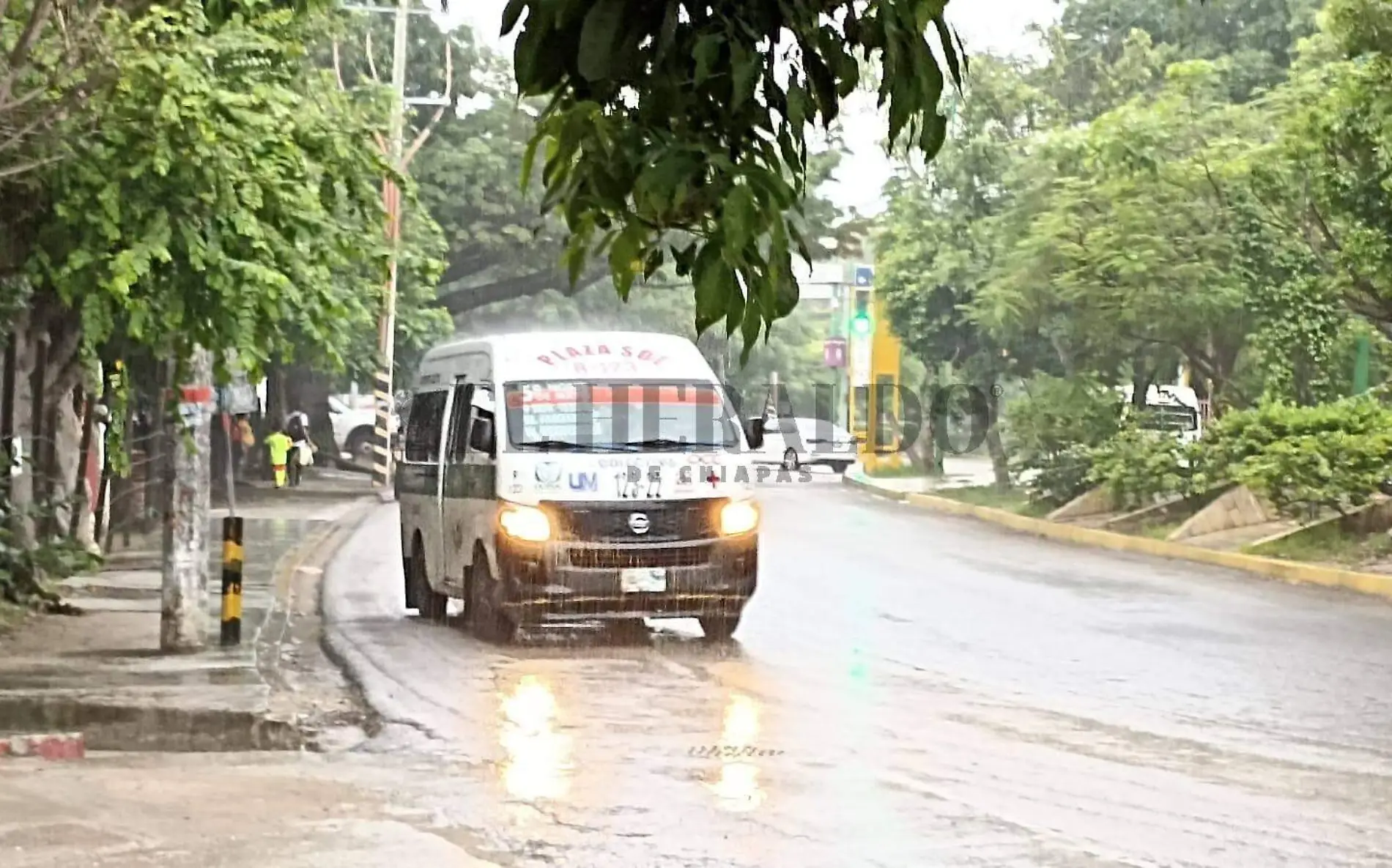 Conducir durante lluvias es un riesgo (1)